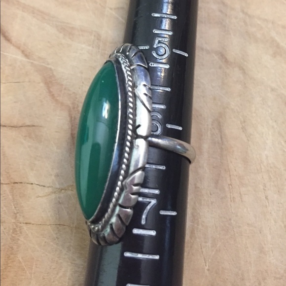 Beautiful dark green stone hand etched silver ring - Picture 3 of 4